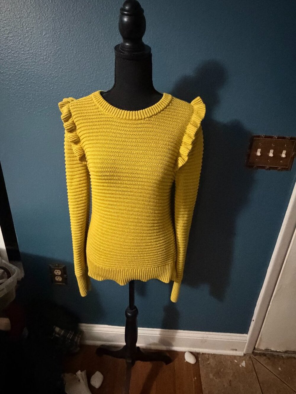 Banana Republic Women's Sweater (Small)